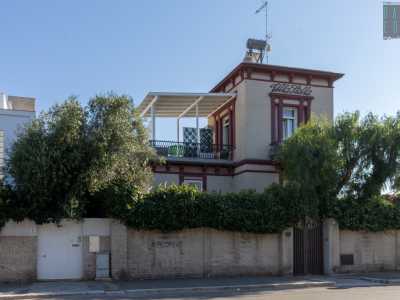 Dal lato opposto della strada invece, tra le fronde degli alberi, notiamo il nome in corsivo di Villa Stella. Si tratta di una piccola residenza degli anni 30 contraddistinta da un torrino quadrangolare con finestre